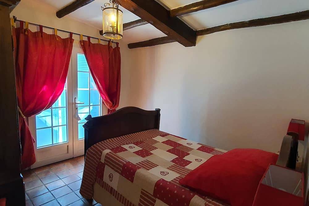 Quiet Provencal villa with character, 4000m2 fenced garden in Le Thoronet, Draguignan Region