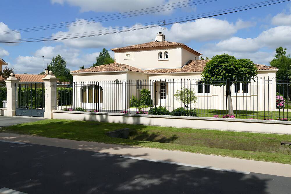 Casa de huéspedes 'Les Hortensias du Monastère' con piscina privada, terraza compartida y Wi-Fi in Saint-Aubin-de-Médoc, Región de Burdeos