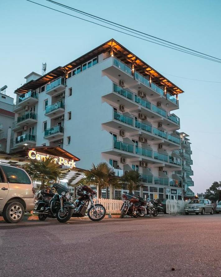 Hôtel pour 3 personnes, avec bassin pour enfant et jacuzzi ainsi que piscine et terrasse