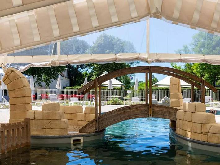 Lodge für 4 Personen, mit Balkon/Terrasse und Whirlpool sowie Terrasse und Kinderpool im Loire-Tal