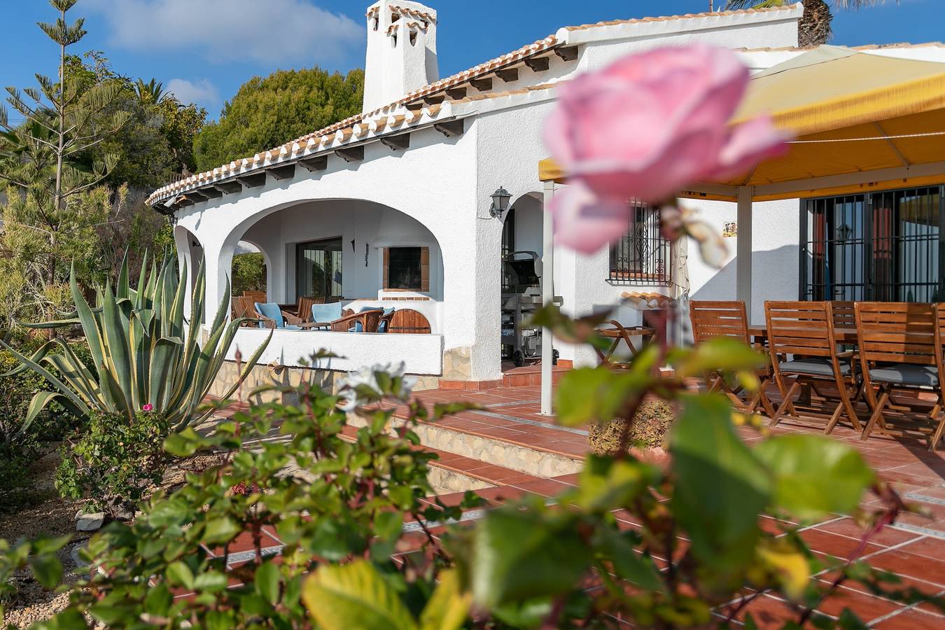 Villa La Chamba with Private Pool and Direct Beach Access in Venta Lanuza, el Campello