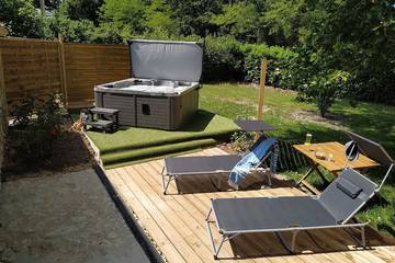 Gîte pour 2 personnes, avec jacuzzi ainsi que jardin et terrasse à Berson