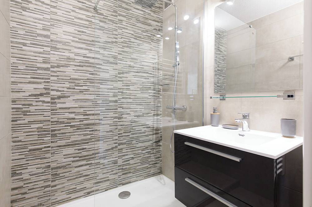 Entire apartment, Air-conditioned 39m2 studio close to stores, beach and train station. 10 mn walk to all in Golfe-Juan, Vallauris