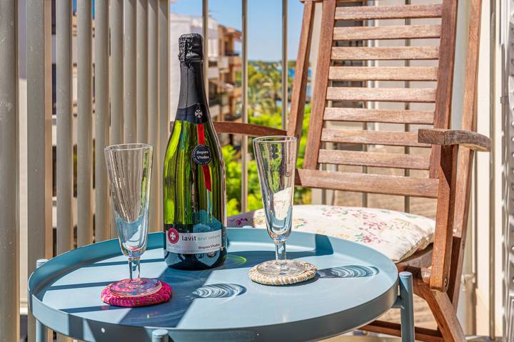 Apartamento entero, Apartamento "Mariners" Cerca de la playa con vistas al mar, aire acondicionado y terraza. in Puerto de Alcúdia, Alcúdia