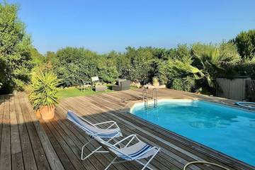 Gîte pour 6 personnes, avec jardin et jacuzzi ainsi que piscine et terrasse à Ouveillan