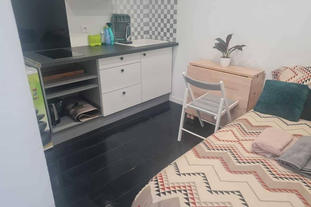 Entire apartment, Studio Tranquille. Independence, brand new, fully equipped, quiet, practical. in Maurepas, Yvelines