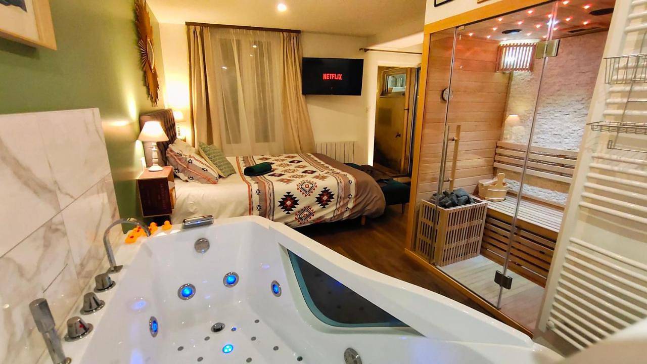 Appartement entier, Votre Escale Jungle Sauna & Spa in Niort, Région de Niort