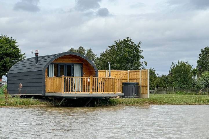 Log cabin for 2 people, with hot tub in East Midlands