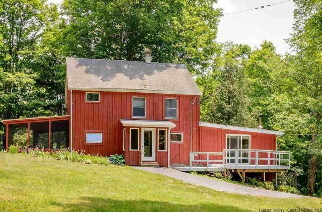 Modern Farmhouse; Quiet, Eclectic,Cozy, Fun, situated on a peaceful Creek. in Accord (NY), Ulster County