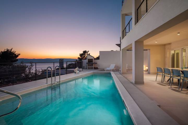Ferienhaus für 9 Personen, mit Balkon/Terrasse und Garten sowie Pool an der Makarska Riviera