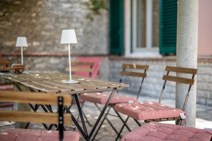 Entire apartment, Apartment 'La Balena Rosa' with Private Terrace and Wi-Fi in Bagni San Filippo, Castiglione d'Orcia region