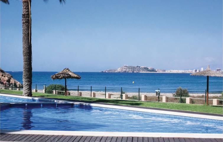 Entire holiday apartment, Coastal Retreat: A/C, Terrace, Pool & WiFi in Playa Cabezo del Mojón (Isla Plana), Cartagena