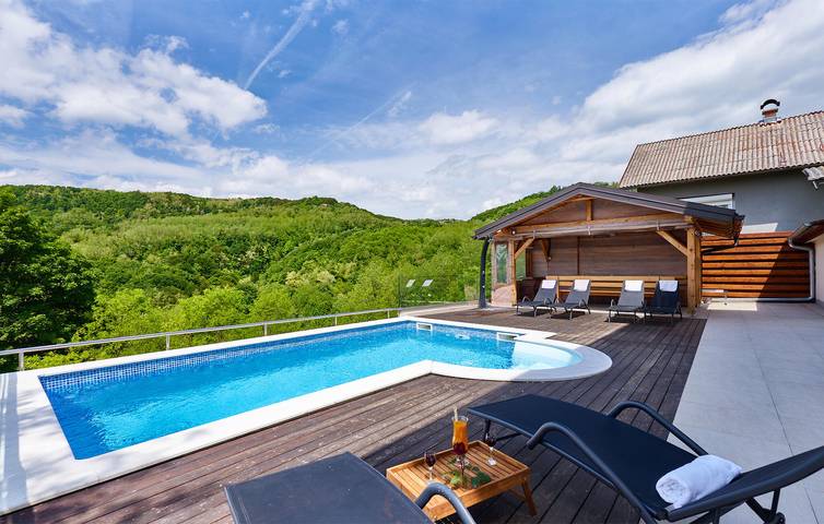 Modernes Apartment mit Pool, Terrasse, Garage und WLAN – der perfekte Urlaubsort! in Zagreb, Zagreb und Umgebung