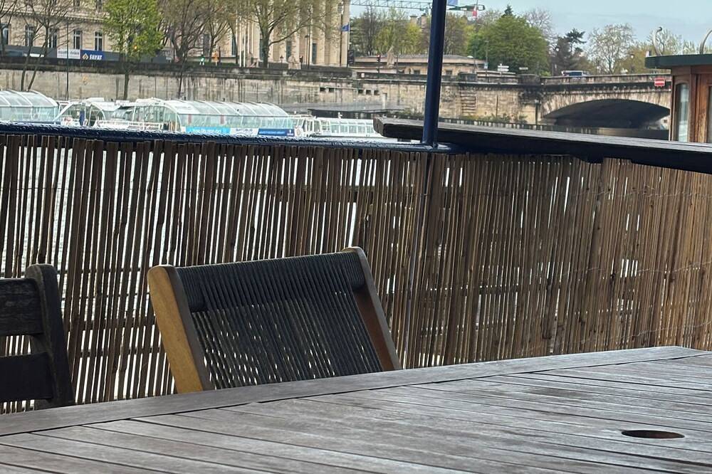 Péniche, port des Champs Elysées in Paris 1er Arrondissement, Paris
