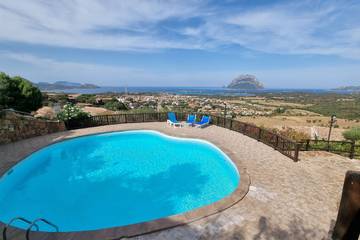 Gîte pour 4 personnes, avec piscine et vue sur l’océan dans Loiri Porto San Paolo
