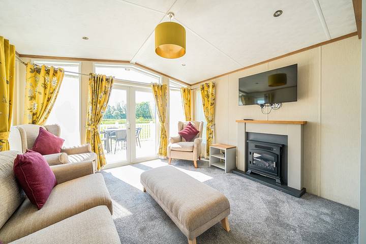Glamping for 4 people, with pool in Northamptonshire
