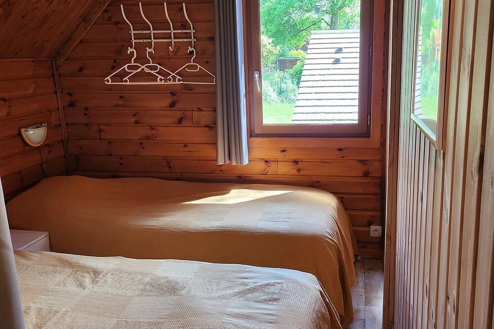 Chalet au bord du lac de Bort les Orgues, ecrin de verdure dans le Cantal in Beaulieu, Parc naturel régional des Volcans d'Auvergne