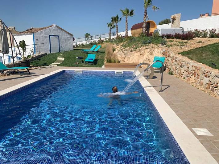 Alojamiento y desayuno para 6 personas, con sauna y jardín además de piscina y jacuzzi, Se admiten mascotas - 1