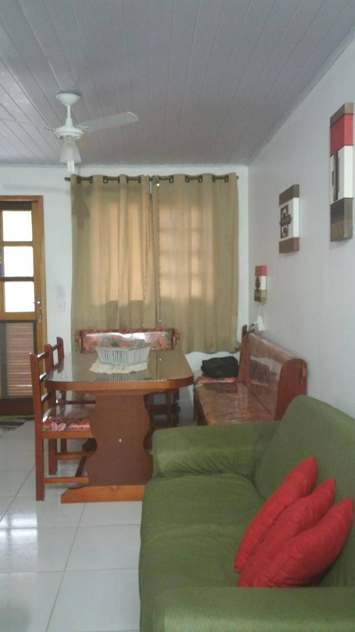 Casas e apartamentos de temporada para 8 pessoas, com vista e piscina e ainda jardim em Maranduba