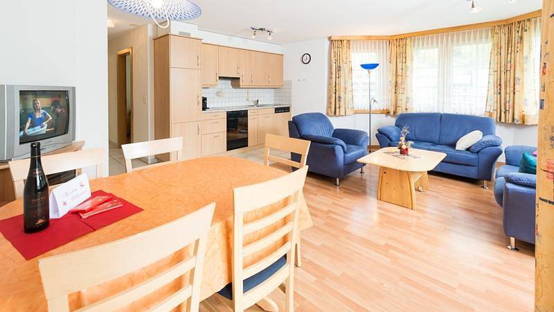 Gîte pour 5 personnes, avec vue et balcon, adapté aux familles à Saas-Grund - 4