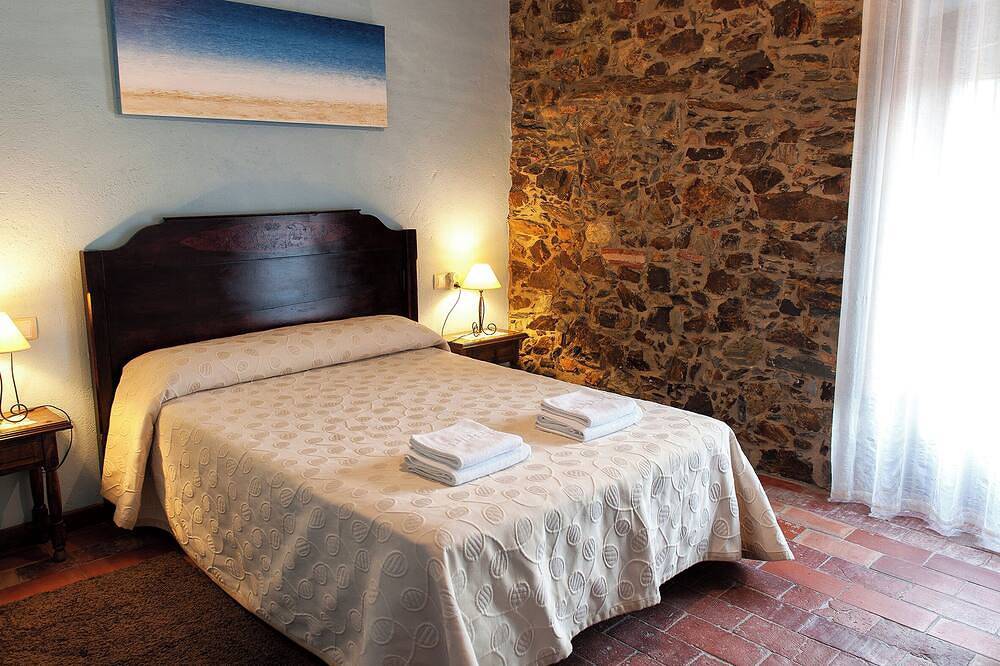 Preciosa casa de piedra, 4 habitaciones dobles con baño en cada una. in Garriguella, Alt Empordà