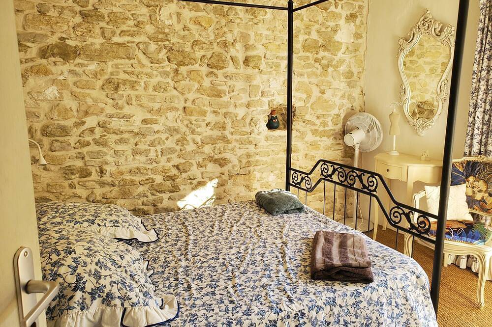 Entire apartment, Appartement de 76m2 dans maison historique in Fontaine-de-Vaucluse, Vaucluse