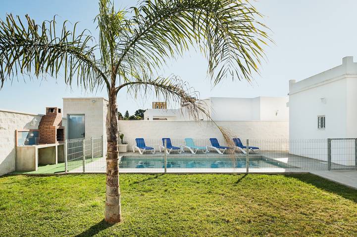 Casa de vacaciones 'Villa Charco del Sultán' con Wi-Fi, piscina, terraza y jardín in Conil de la Frontera, Costa de la Luz