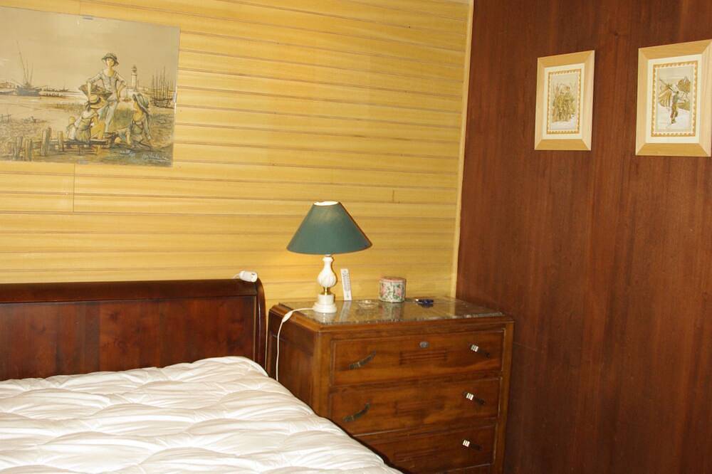 Large chalet on piste in a small Pyrenean ski resort in Les Monts d'Olmes, Montferrier