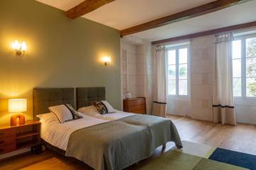 Chambre d’hôte pour 2 personnes, avec vue et terrasse ainsi que jardin et piscine à Vertheuil