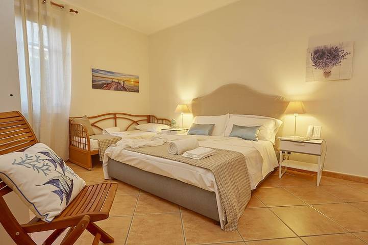 Villa with pool, 5 rooms with private bath, between Palermo and Cefalù in Torre Colonna-Sperone, Altavilla Milicia