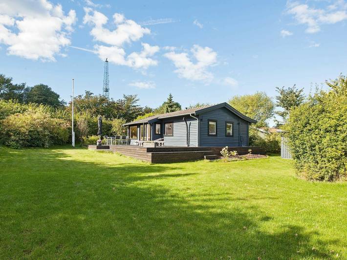 Ferieudlejning for 6 personer, med Terrasse og Have i Vejby