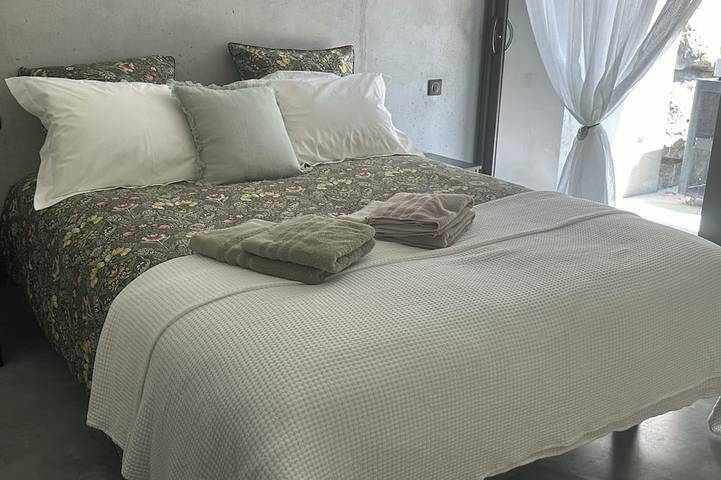 Gîte pour 4 personnes, avec terrasse ainsi que jardin et piscine à Plaisians - 3