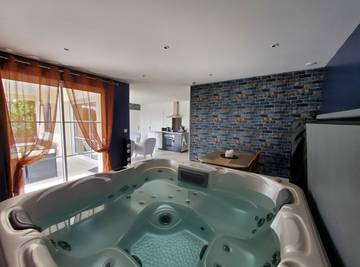 Gîte pour 4 personnes, avec terrasse ainsi que jacuzzi et jardin en Vendée