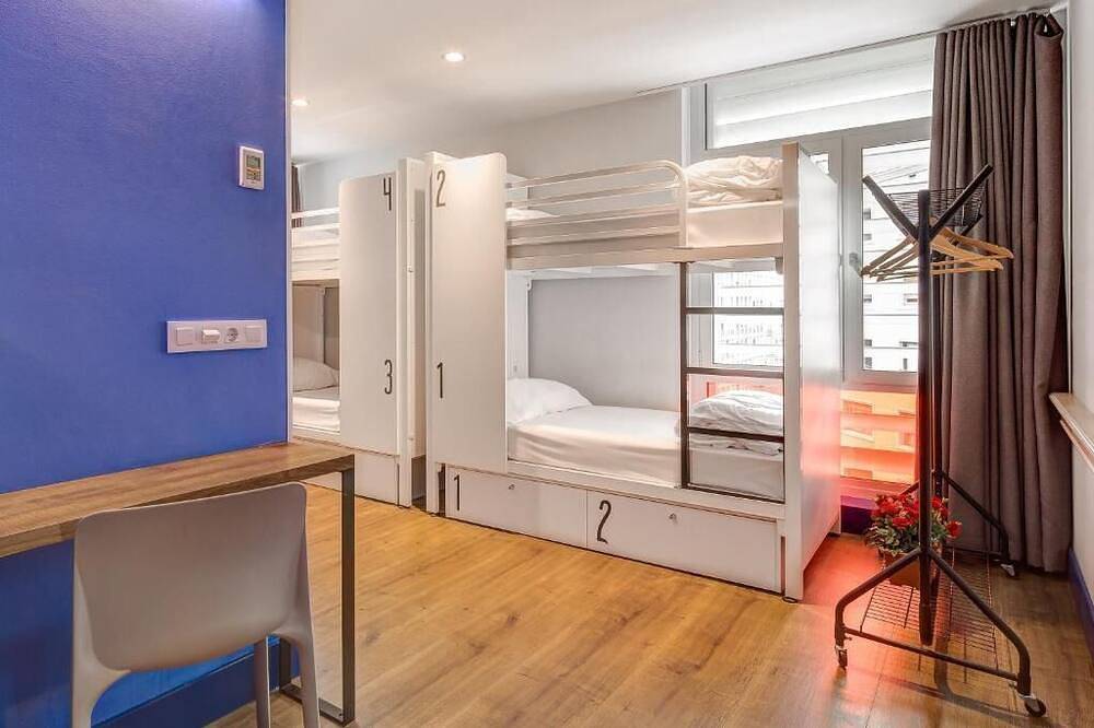 Bring the Whole Crew! Private bedrooms with ensuite bathrooms! in Barcelona Centre, Barcelona