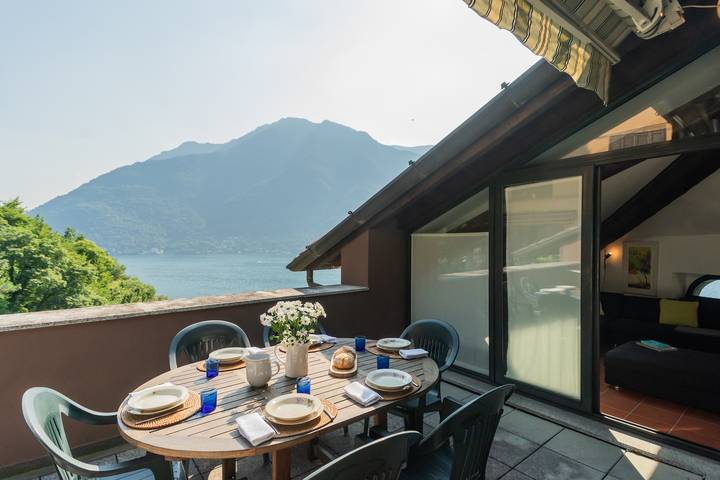 Ferienwohnung für 5 Personen, mit Balkon und Terrasse sowie Pool und Ausblick in Nesso