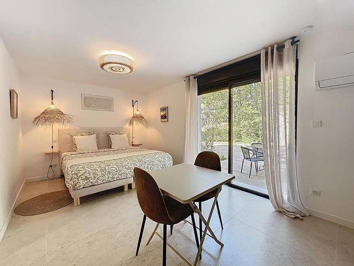 Location de vacances pour 3 personnes, avec Terrasse et Jardin ainsi que Piscine et Vue à Ménerbes - 2