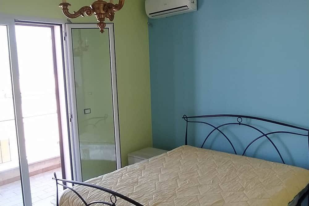 Sea view terrace, 2 bathrooms, 3 bedrooms, living room Wifi Linkem, parking, 2 km mar in Marittima, Diso