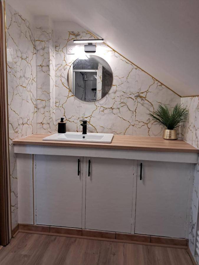 Appartement entier, Charmant duplex rénové avec cour privée in Nevoy, Région de Montargis