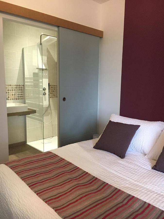 Chambre d’hôte pour 2 personnes, avec Terrasse ainsi que Jardin et Piscine