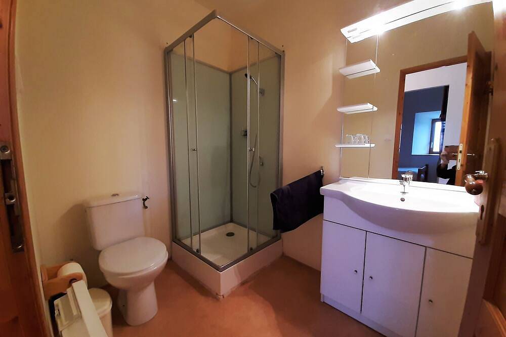 Stone and wood guest rooms with large garden in the heart of the village! in La Chaise-Dieu, Regionaal natuurpark van Livradois-Forez