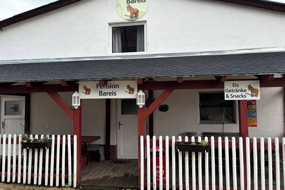 Der Ponyhof Bareis liegt abseits von Hektik und Lärm mitten im Wald in Ochsenhausen, Landkreis Biberach