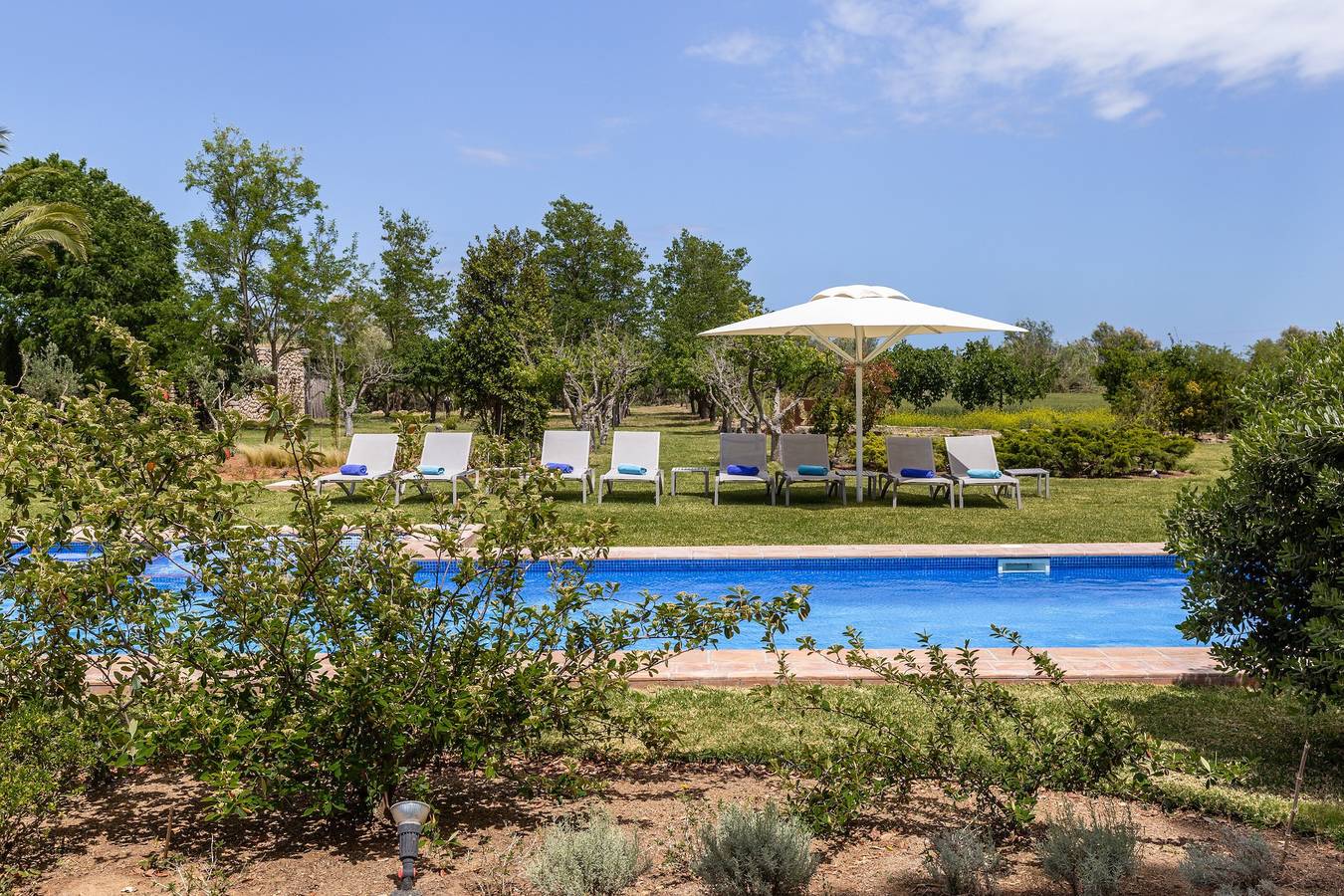 Villa Moliner mit Bergblick, Pool, Jacuzzi, Wlan, Klimaanlage, Terrasse und Garten in Pollença, Mallorcas Küste