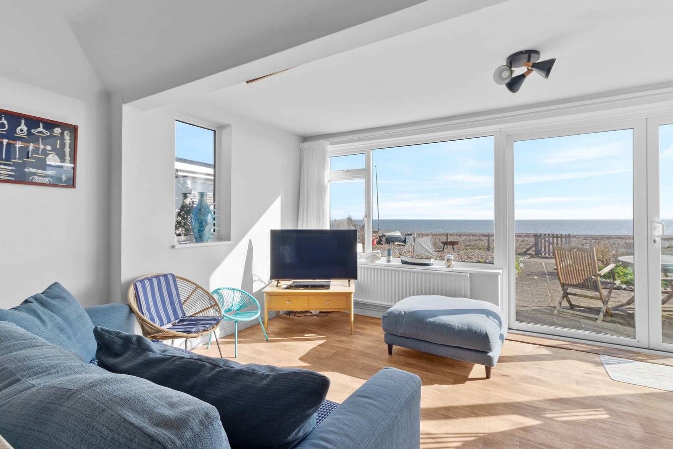 Oceanfront Bungalow w/ Bbq & Stunning Sea Views in Pevensey, East Sussex
