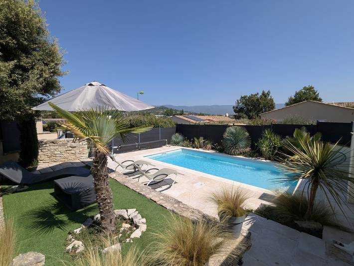 Gîte pour 2 personnes, avec terrasse et piscine