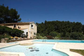 Hôtel pour 5 personnes, avec piscine et jardin à Beaucaire