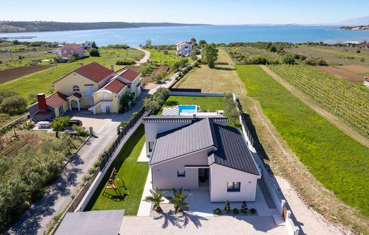 Gemütliche 150 m² große Ferienwohnung mit Meerblick, Pool und Terrasse, 2,5 km vom Strand entfernt in Ljubač (Dalmatien), Zadar
