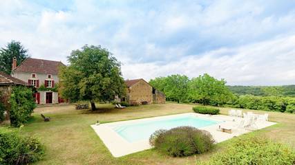 Gîte pour 8 personnes, avec jardin ainsi que terrasse et piscine à Montcléra