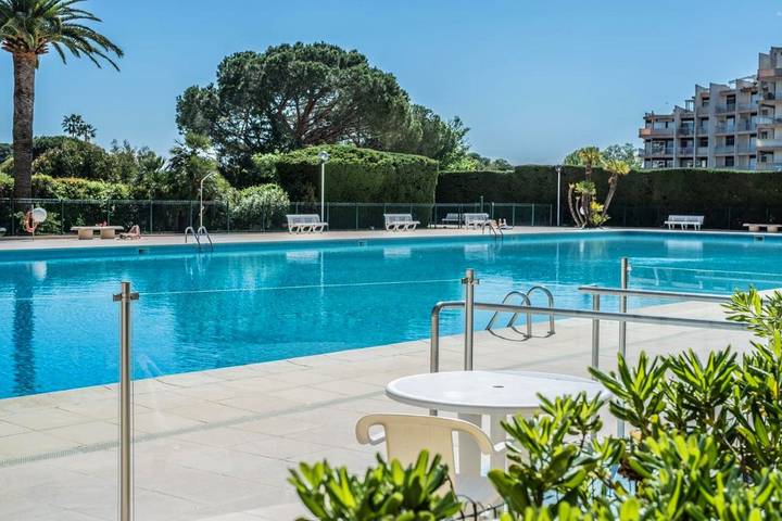 Appart’hôtel pour 2 personnes, avec Balcon et Terrasse ainsi que Jardin et Piscine