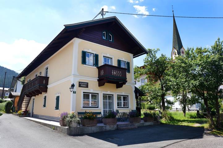 Ferienwohnung für 4 Personen, mit Balkon und Garten sowie Sauna