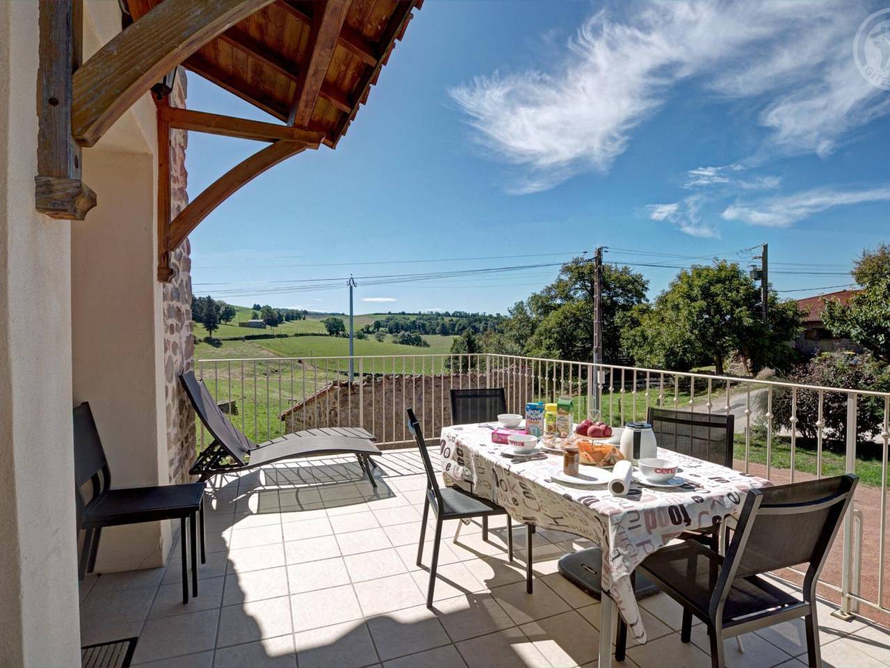 Gîte spacieux avec 6 chambres, cheminée et terrain de pétanque en pleine campagne in Chirassimont, Région de Roanne